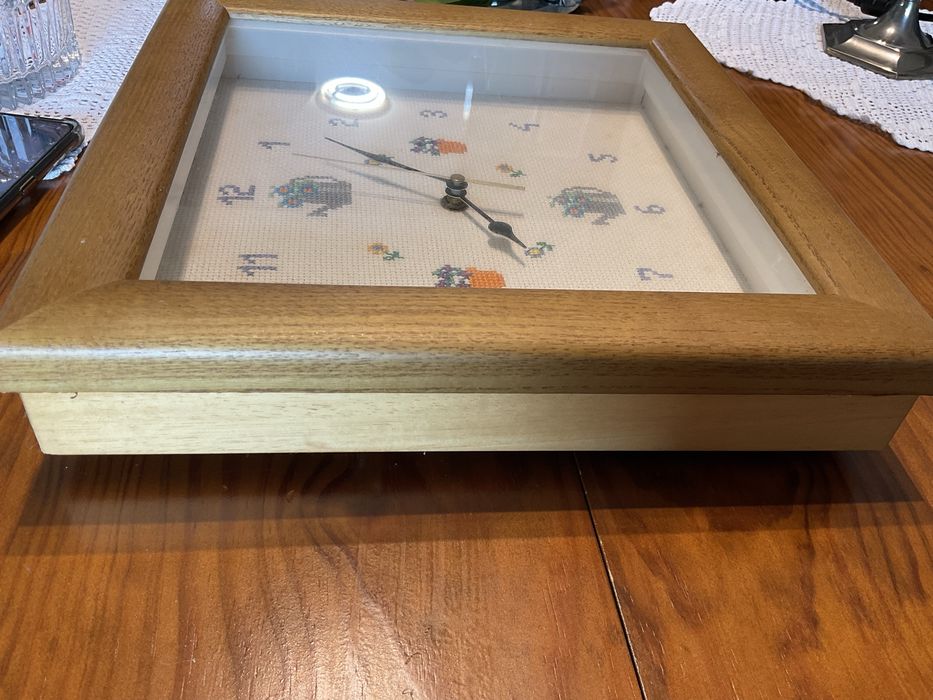 Relógio de Parede Artesanal em Ponto Cruz com Moldura de Madeira