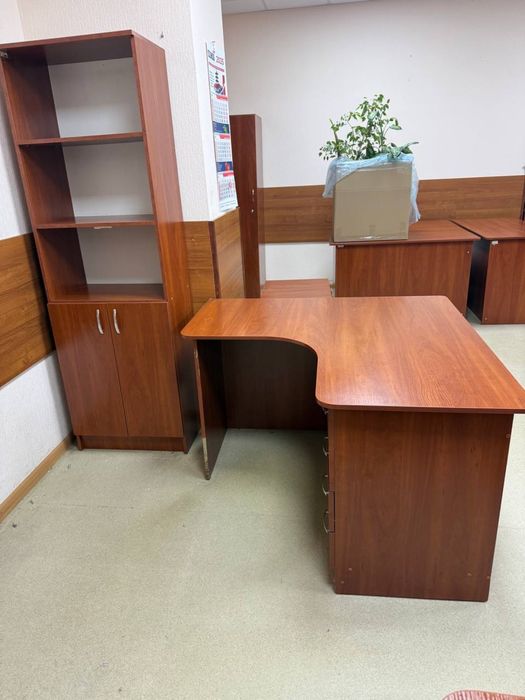 РОЗПРОДАЖ столи офісні письмові кутові з тумбами шафи стелажі крісла директорські меблі для офісу