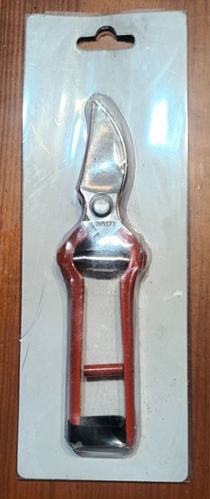 Tesouras e serrotes para podar.