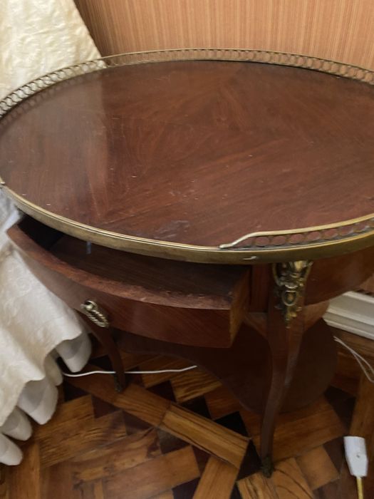 Par de Mesas de Cabeceira Vintage com detalhes em metal - Estilo Class