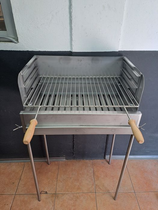 Churrasqueira inox com pernas