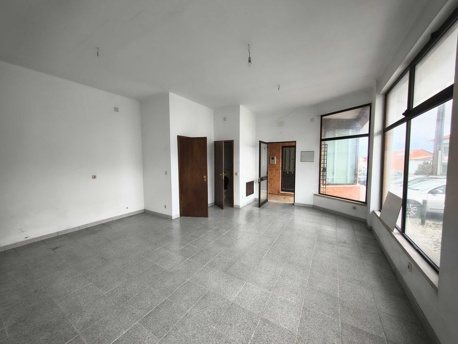 Loja com Arrecadação de Grandes Dimensões e Potencial de Conversão em Habitação | Marinha Grande