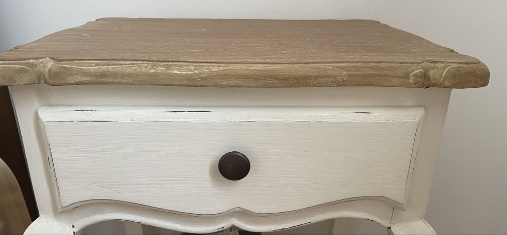 Mesinha de Cabeceira Branca e Bege