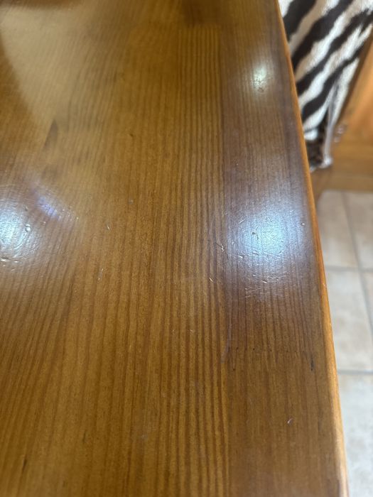 Cómoda em pinho maciço.
