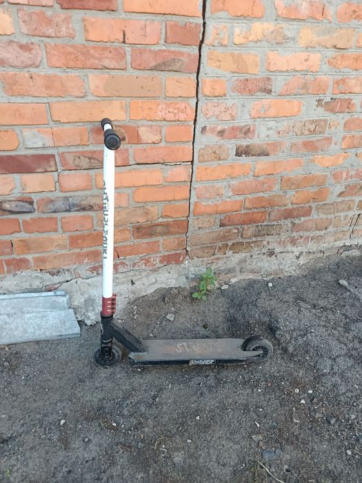 Продам трюковий самокат.