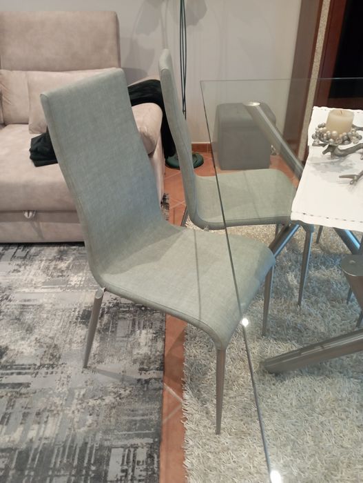 Mesa e cadeiras de sala de jantar