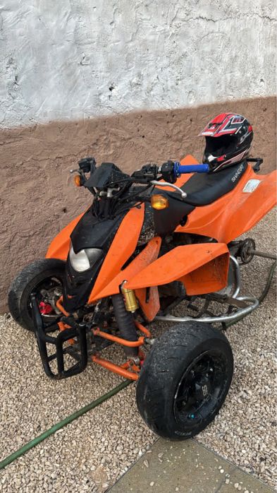 Mota com alguns extras