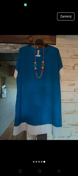 Piękna sukienka w kolorze chabrowym wykończona białymi wypustkami