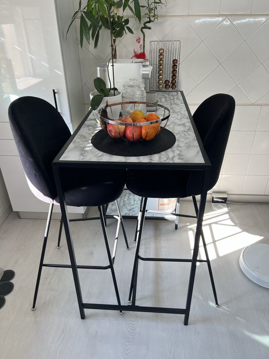 Mesa e bancos altos de cozinha/bar