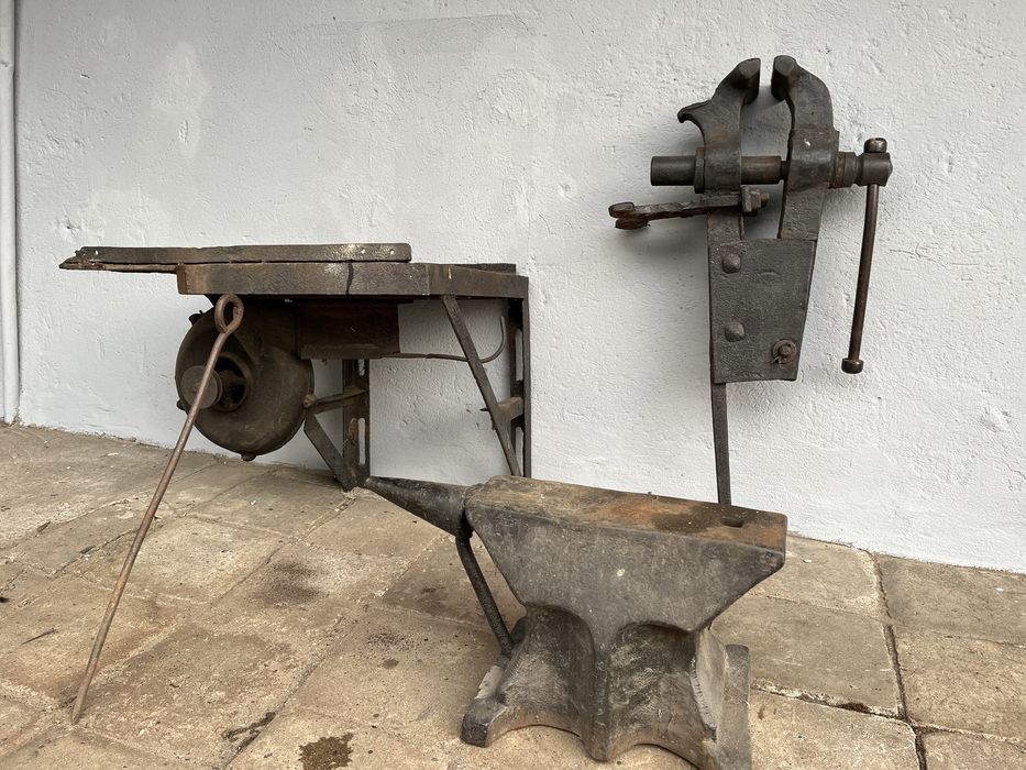 Kuźnia z dmuchwą elektryczną (kowadło, imadło)