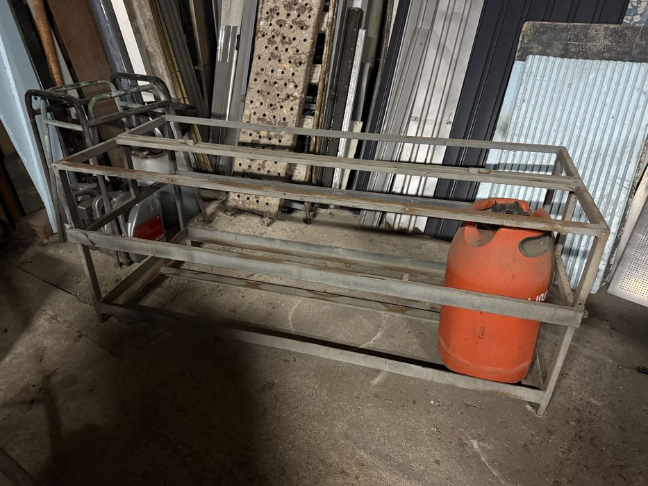 Grade/estrutura em ferro para armazenamento de bilhas de gás.