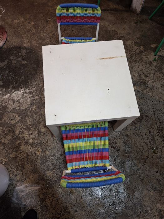 Duas cadeiras  para crianças