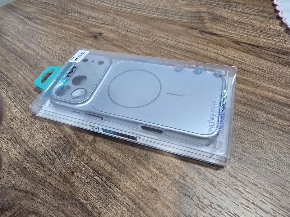 Capa de iphone 17 pro max prateado