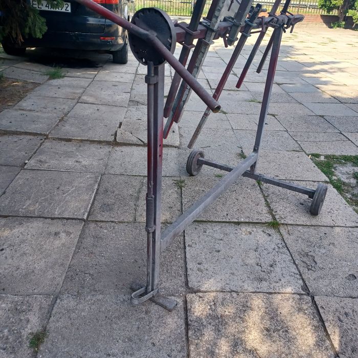 Duży stojak lakierniczy.
