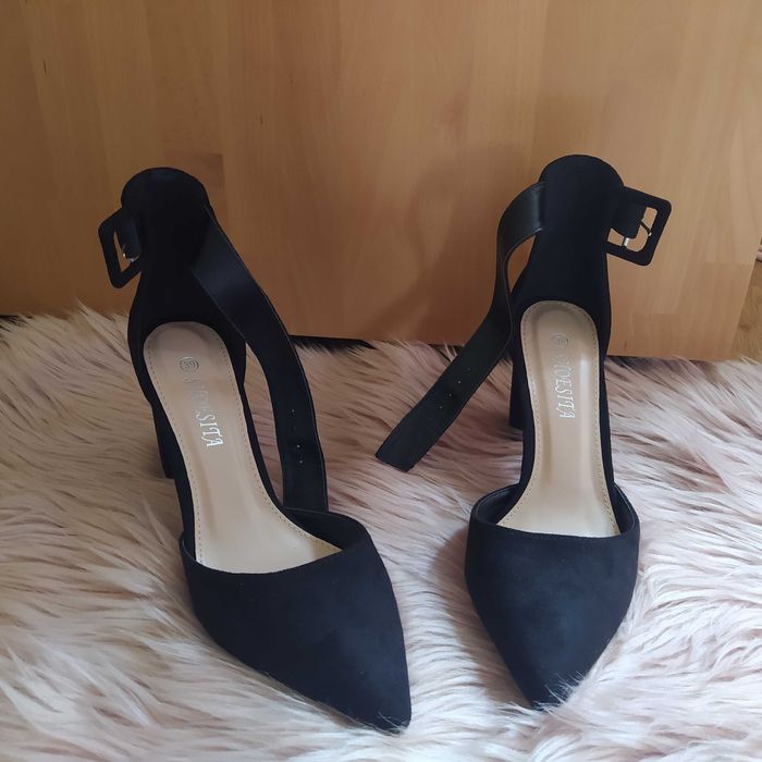 Czarne czółenka na słupku z paskiem na kostce a'la zamsz rozm. 39