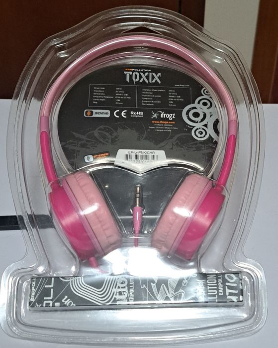Auscultadores iFrogz EarPollution Toxix são apresentados numa embalagem selada, destacando a sua cor rosa vibrante e design leve..