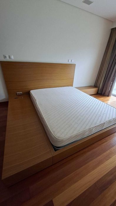 Quarto estilo tatami — cama, mesas integradas e arrumação lateral