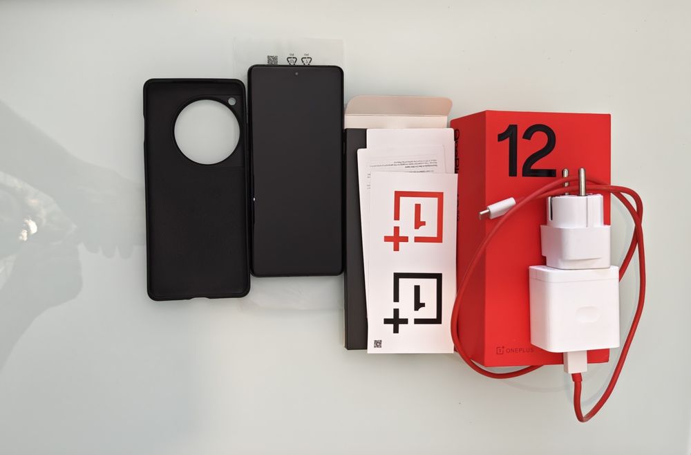 OnePlus 12 Silky Black (16GB RAM / 512GB) — Como Novo com Caixa Original