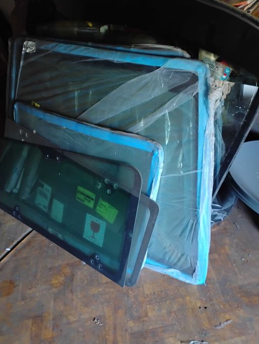 Szyby przód boczne do koparko ładowarki CASE 580 SLE