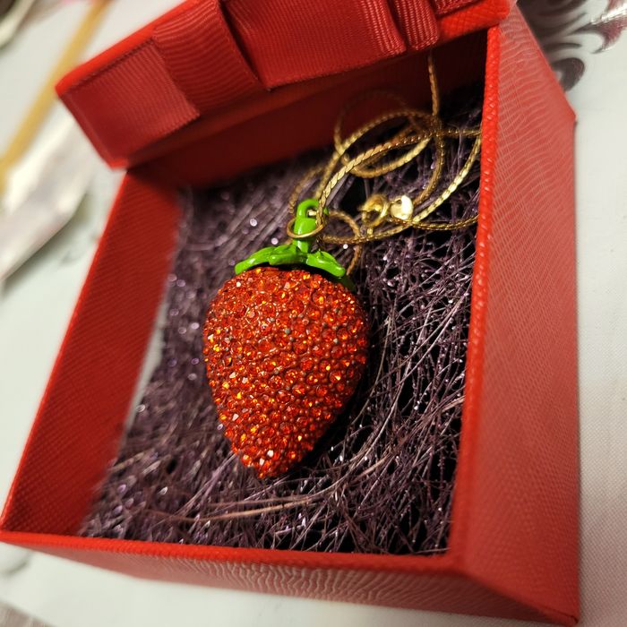 Кулон клубничка с камешками  Сваровски