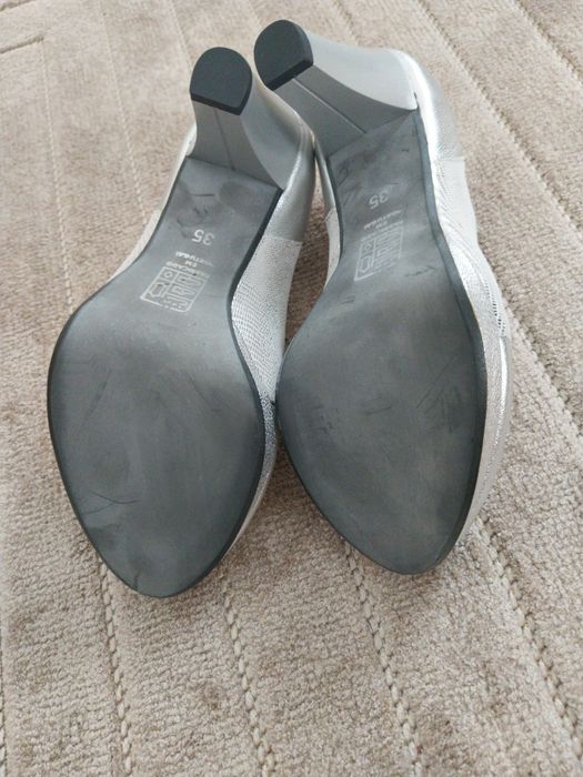 Sapatos prateados novos