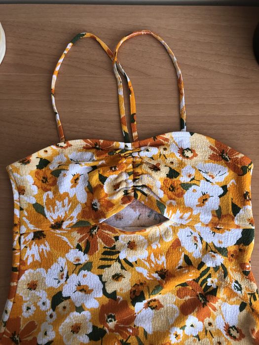 Vestido de verão floral com decote ajustável