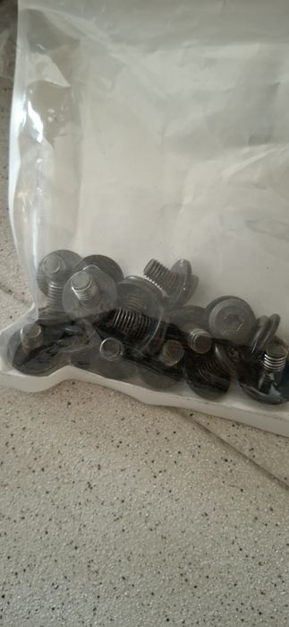 Meja de jantar em metal e madeira