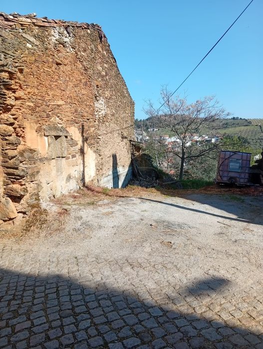 Casa de habitação em mós Moncorvo