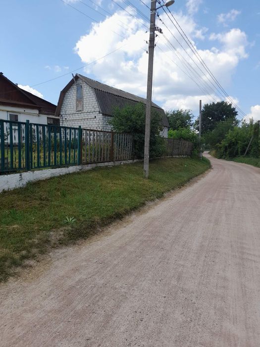 Продається частина будинку в центрі села Пряжів, вул. Шевченка, 112 (10 км від Житомира)!