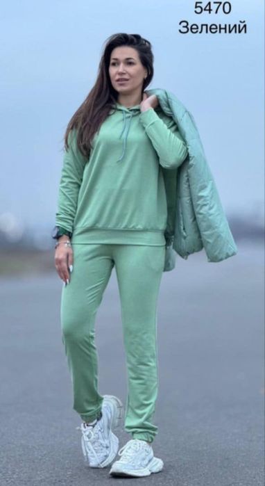 Жіночий спортивний костюм