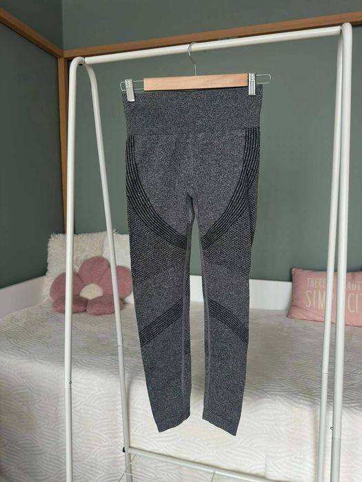 Piękne szare legginsy podkreślające sylwetkę