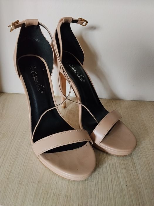 Buty na obcasie 38