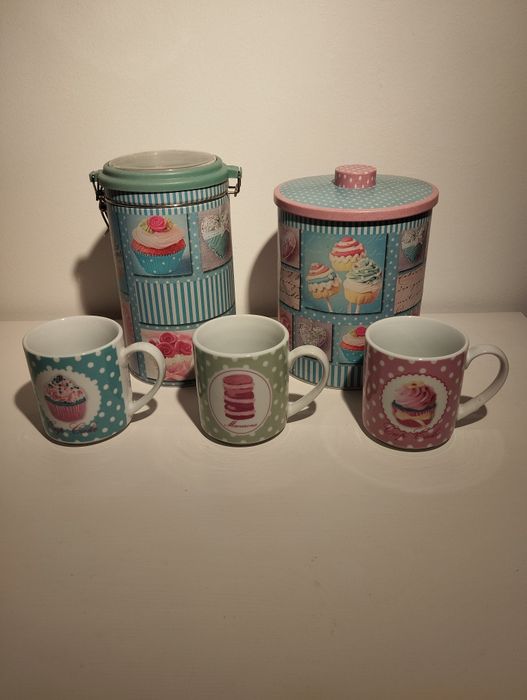 Conjunto de chávenas e caixas cupcakes