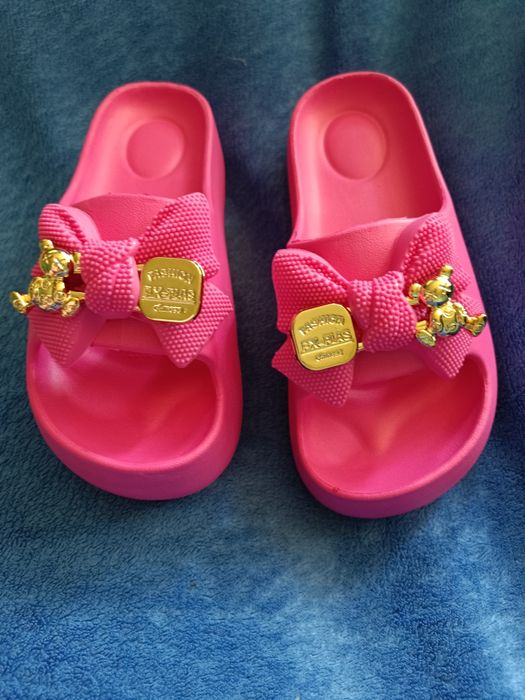 FUKSJOWE KLAPKI DAMSKIE 

Ta aukcja dotyczy rozmiaru: 36/37

Świ