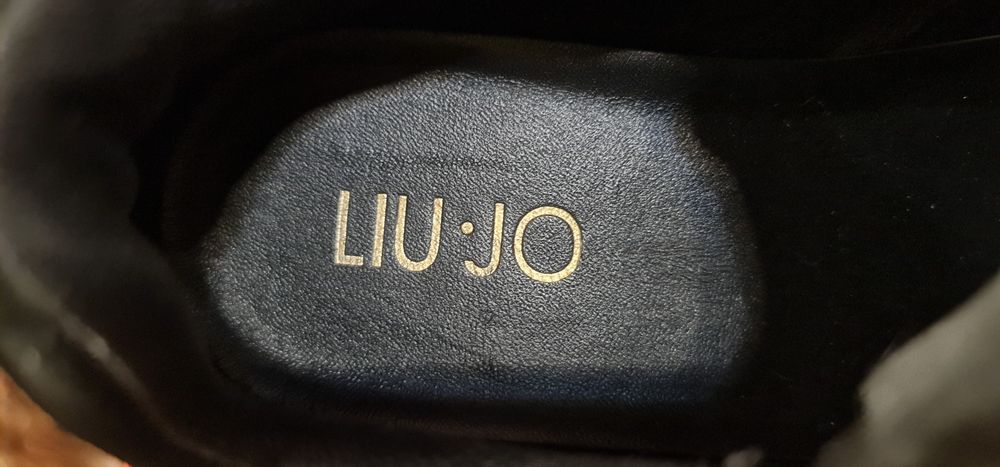 Продам  кроссовки liu-jo  (made in  Italy)
