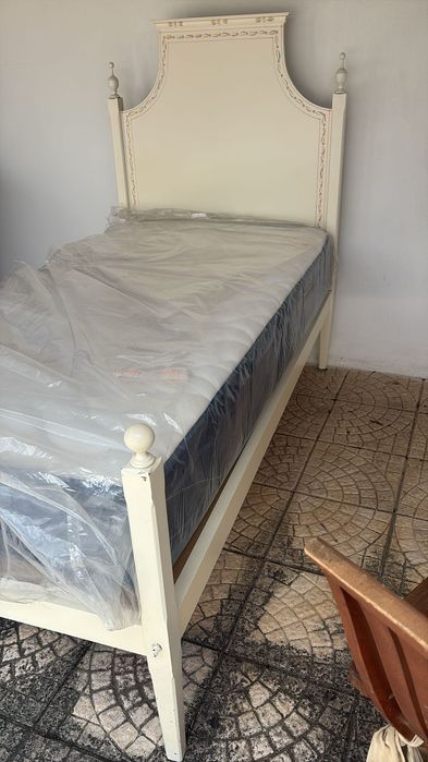 Cama Individual Alentejana em madeira maciça pintada à mão + colchão Molaflex 190x100