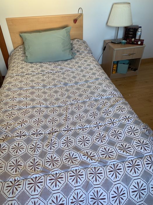 2 camas de  solteiro  com colchao como novas