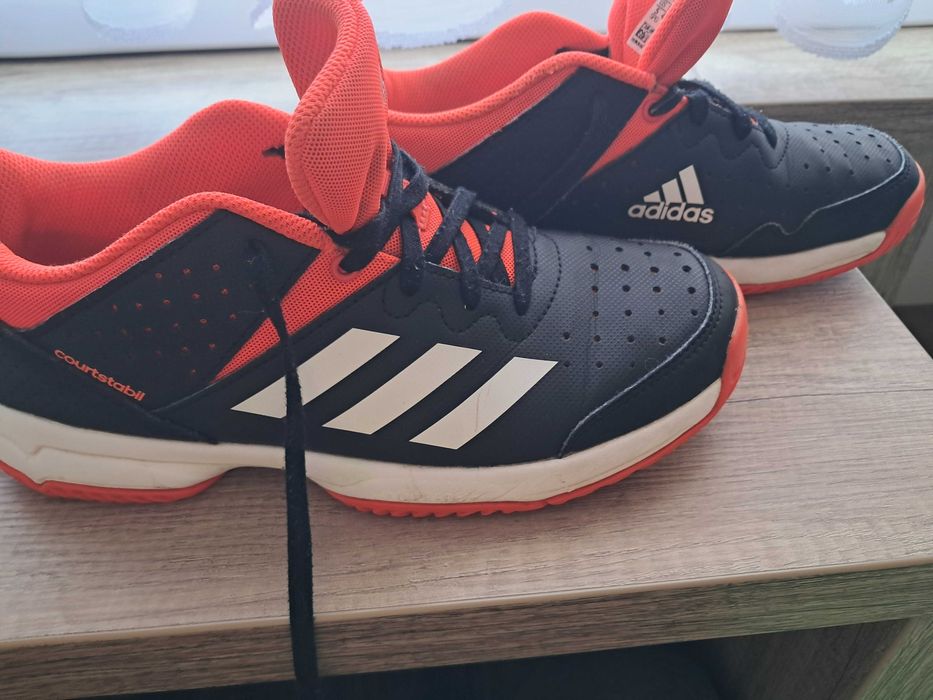 Buty Adidas Courtstabil 37 1/3 do gry halowej