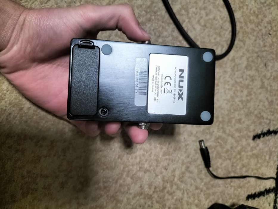 Продам комбо усилитель, гитарную педаль перегруза и 2 кабеля