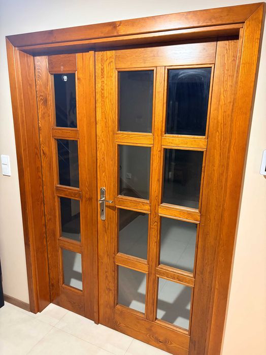 Drzwi dwuskrzydłowe z drewna sosnowego – bejcowane i lakierowane