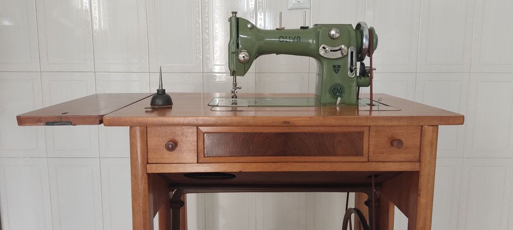 Máquina de Costura OLIVA se Antiga – Completa com Mesa e Pedal