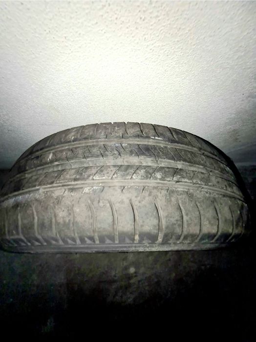 Pneu 195 60 15 em estado razoável (70% piso)