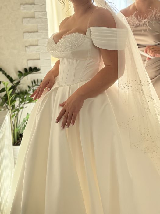 Весільна сукня, атласна