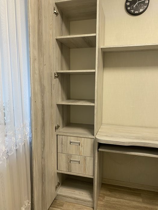 Комп’ютерний/письмовий стіл із шафою та полицями