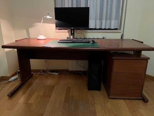 Secretária grande de escritório toda em madeira, e móvel com 3 gavetas