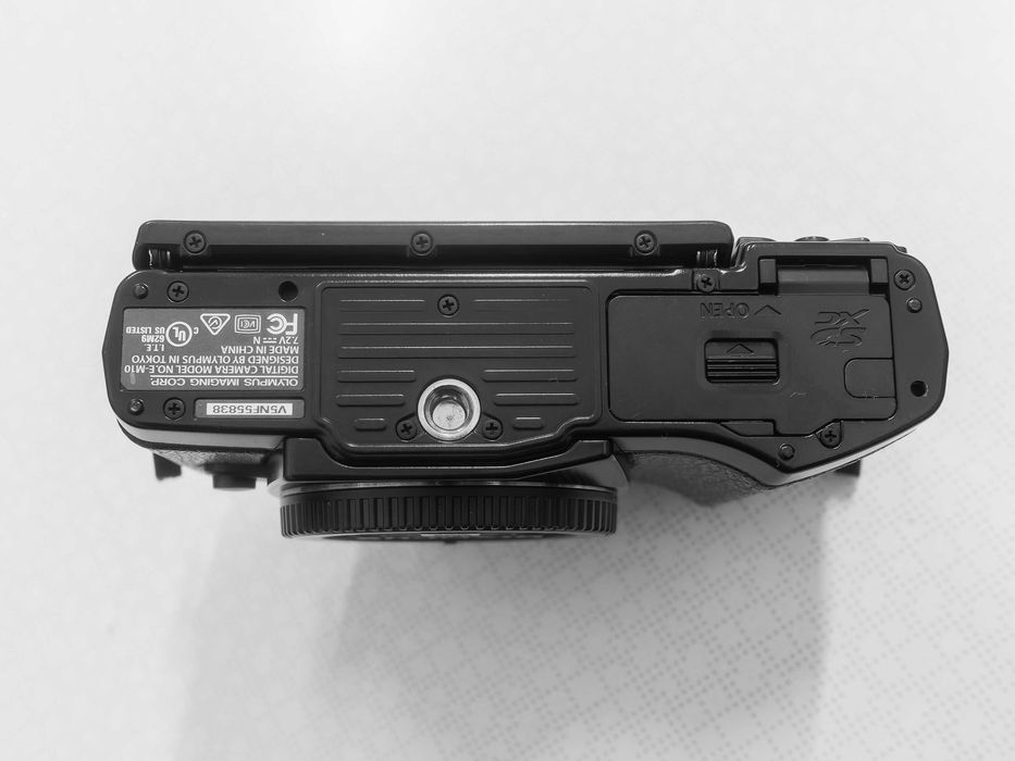 Olympus OM-D E-M10 Body + оригінальний хват ECG-1 (Комплект)