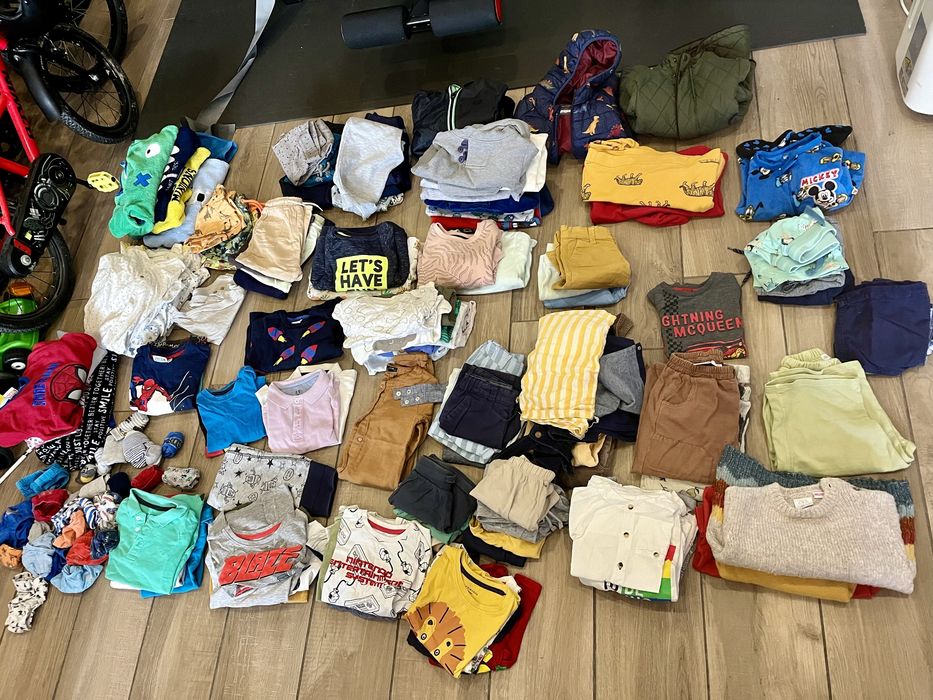 Cerca de 200 peças de roupa para criança dos 18 meses aos 3 anos