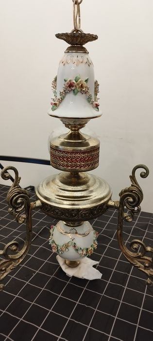 Candeeiro antigo em latão e porcelana