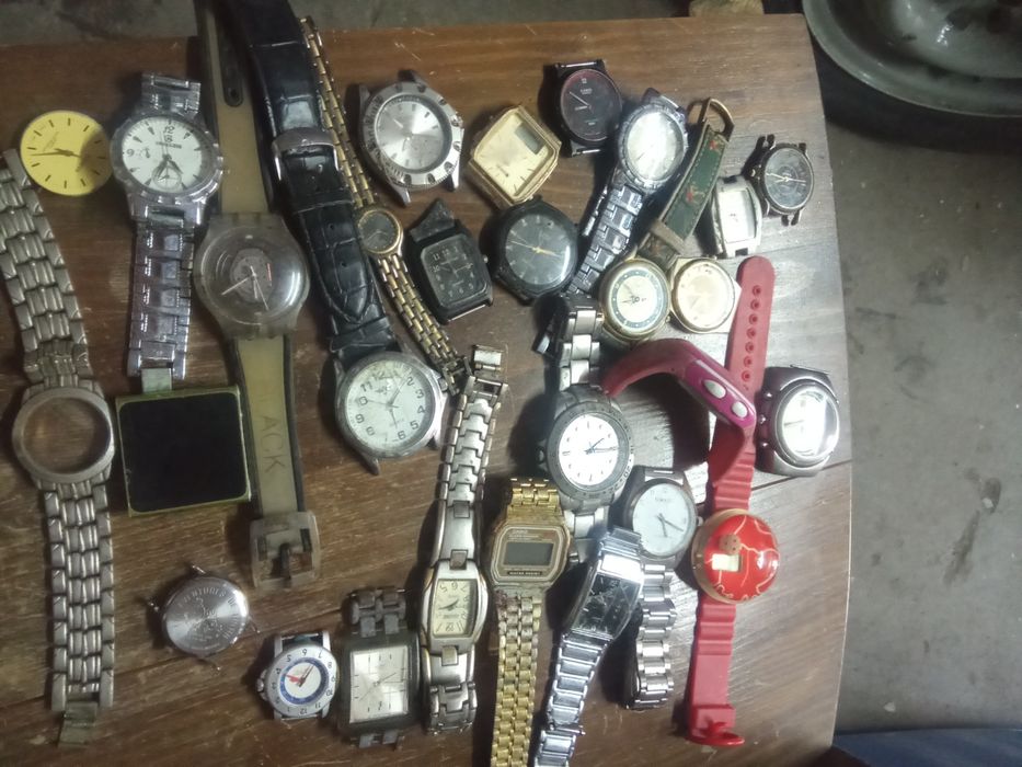 28 relógios para peças ou restaurar.