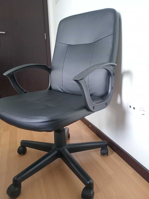 Cadeira de escritório - nova - cor preta